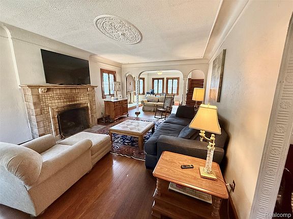 5th image of 1305 Bedford Rd