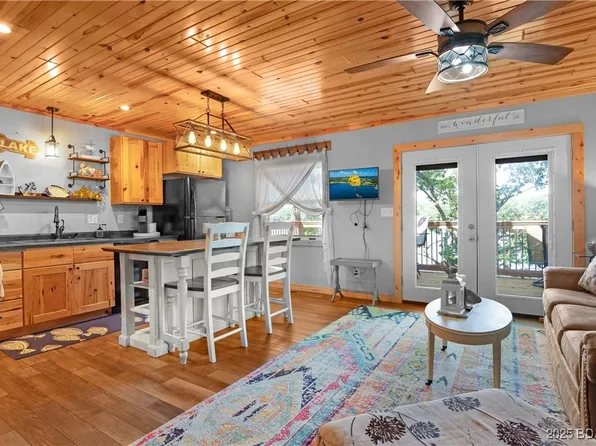 891 Porter Mill Springs Dr, Sunrise Beach, MO 65079