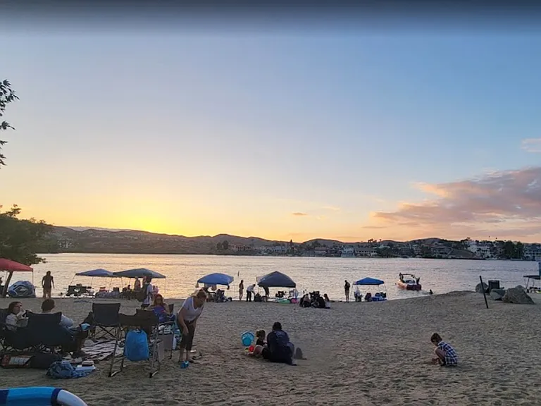 Enjoy the vibrant vibes of Beach!
