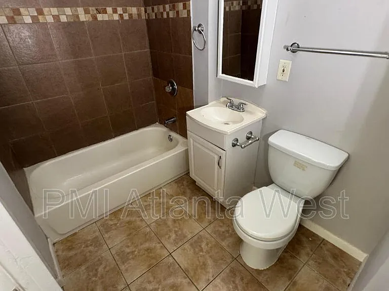 139 Lawton St SW — Photo 3