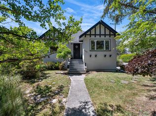 990 Hampshire Rd, Oak Bay, BC V8S 4S7