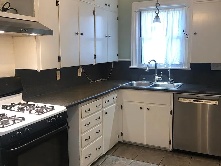 918 Bowie St — Photo 8