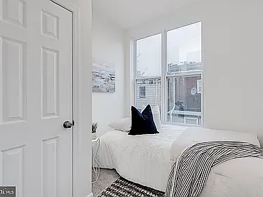 2224 Greenwich St — Photo 6