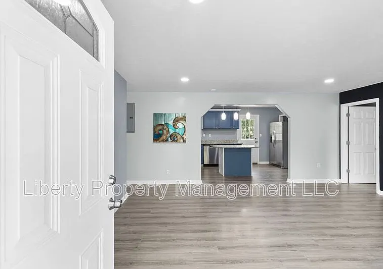 4 bed, 2.0 bath, 2344 sqft, $1,650 — Photo 3