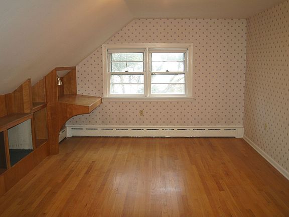 Bedroom w built in desk