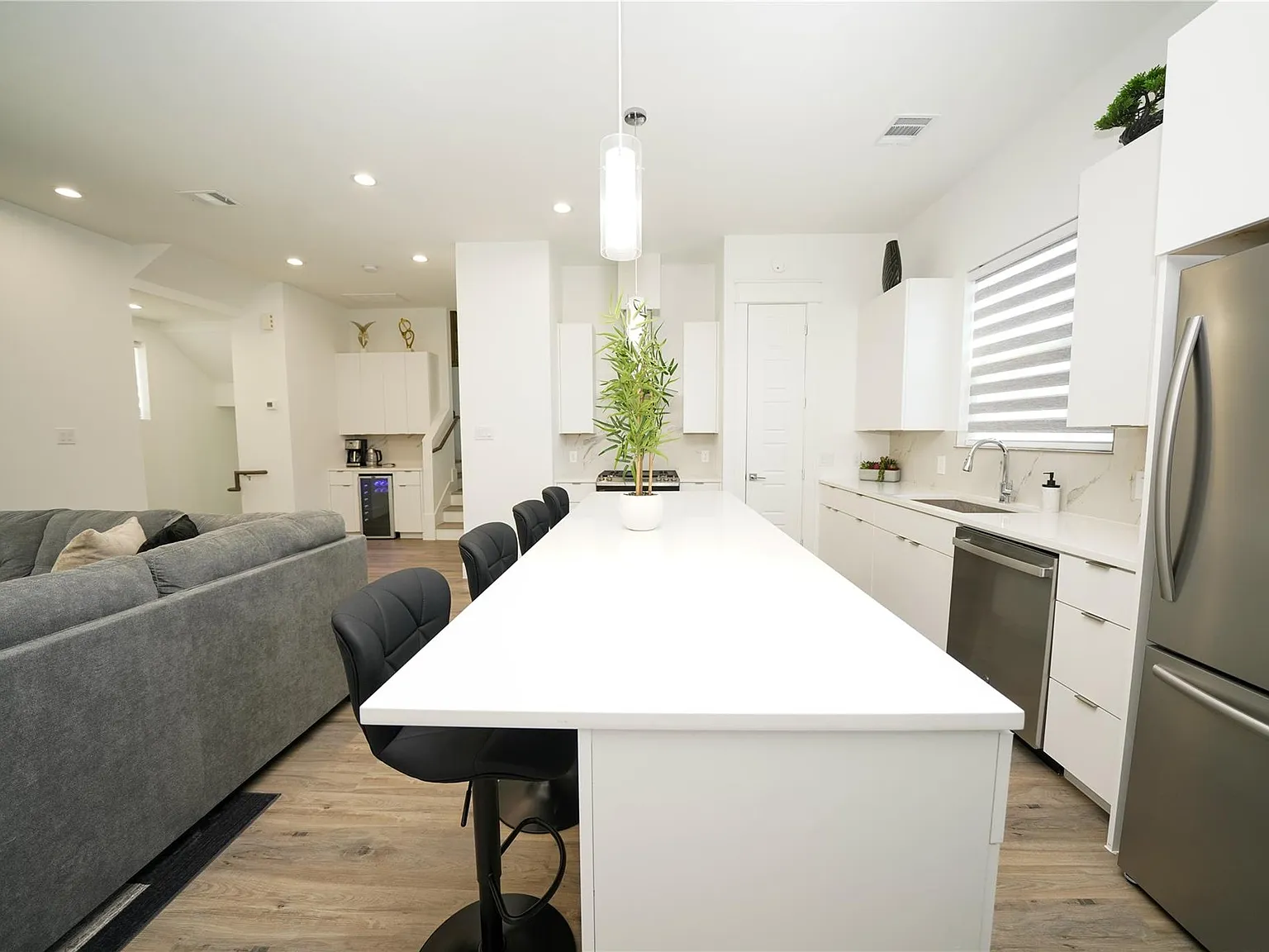 3 bed, 3.5 bath, 2261 sqft, $2,850 — Photo 2