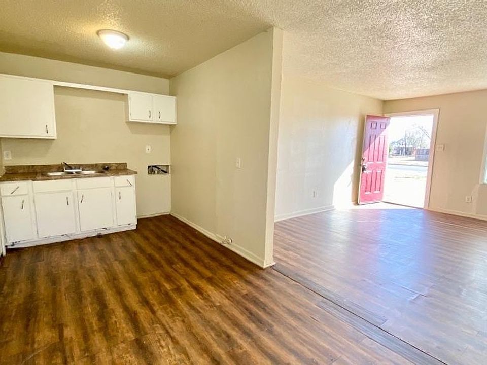 2415 E 10th St, Lubbock, TX 79403 | Zillow