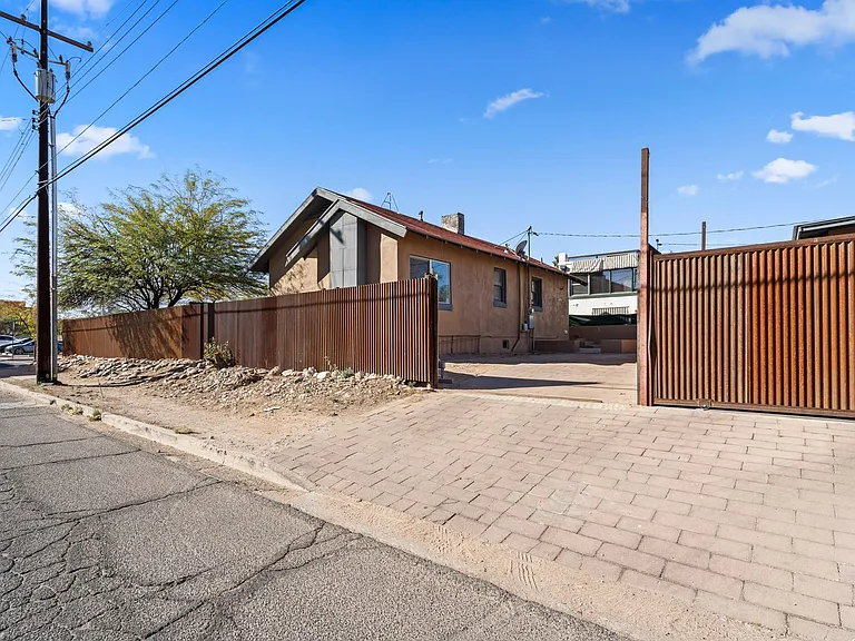 1541 E Mabel St — Photo 38