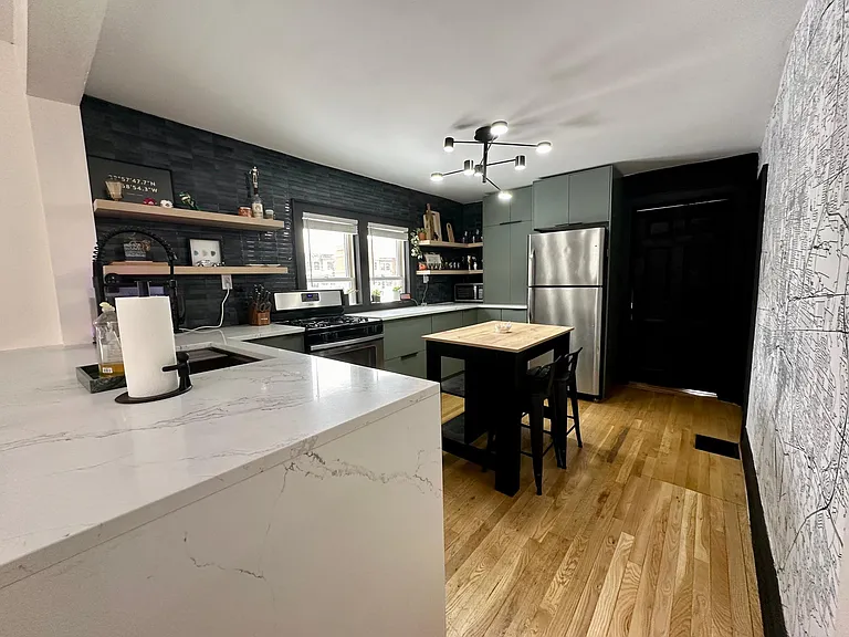 1162 Summit St — Photo 9