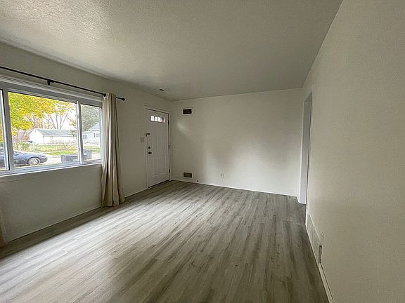 3rd image of 1331 Abbott Ave