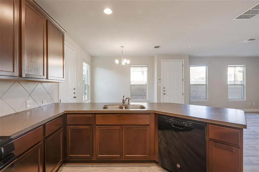 3 bed, 1410 sqft, $2,000 — Photo 3