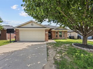 704 Buffalo Springs Dr, Fort Worth, TX 76140