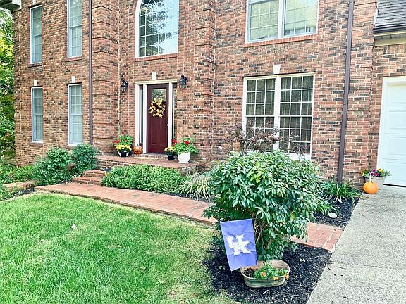 3rd image of 302 Cedarbrook Ct