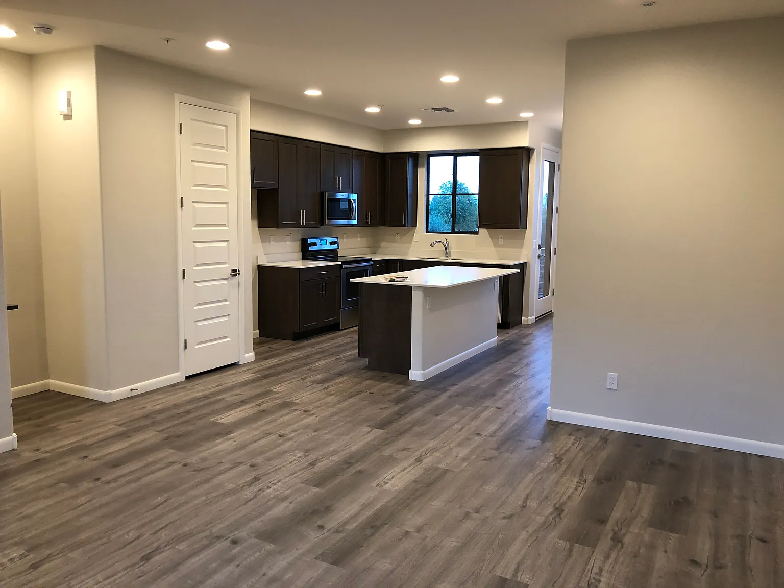 2090 S Dorsey Ln — Photo 4