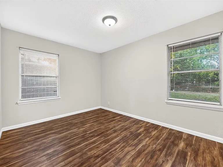 530 Globe St — Photo 25