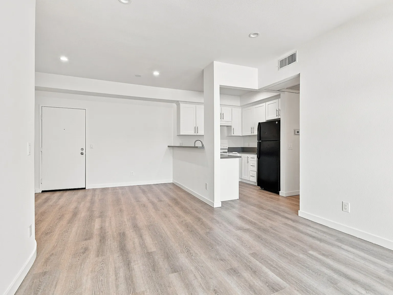 2 bed, 950 sqft, $2,150 — Photo 3