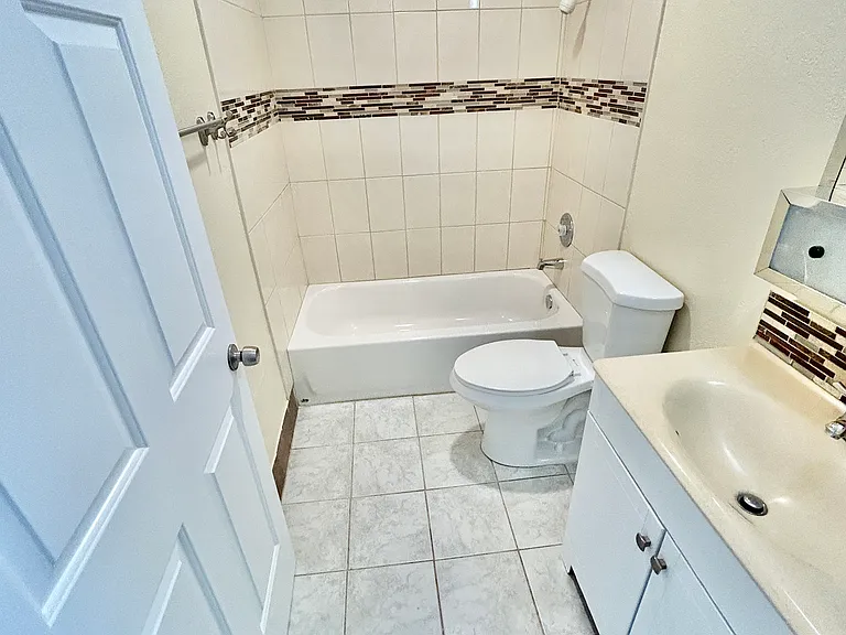 1160 N Broadway #14 — Photo 17
