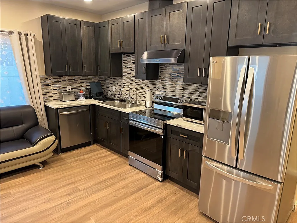 3 bed, 1302 sqft, $4,500 — Photo 2