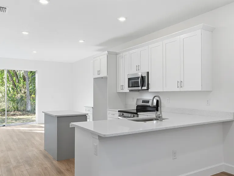 1209 W 15th St — Photo 3