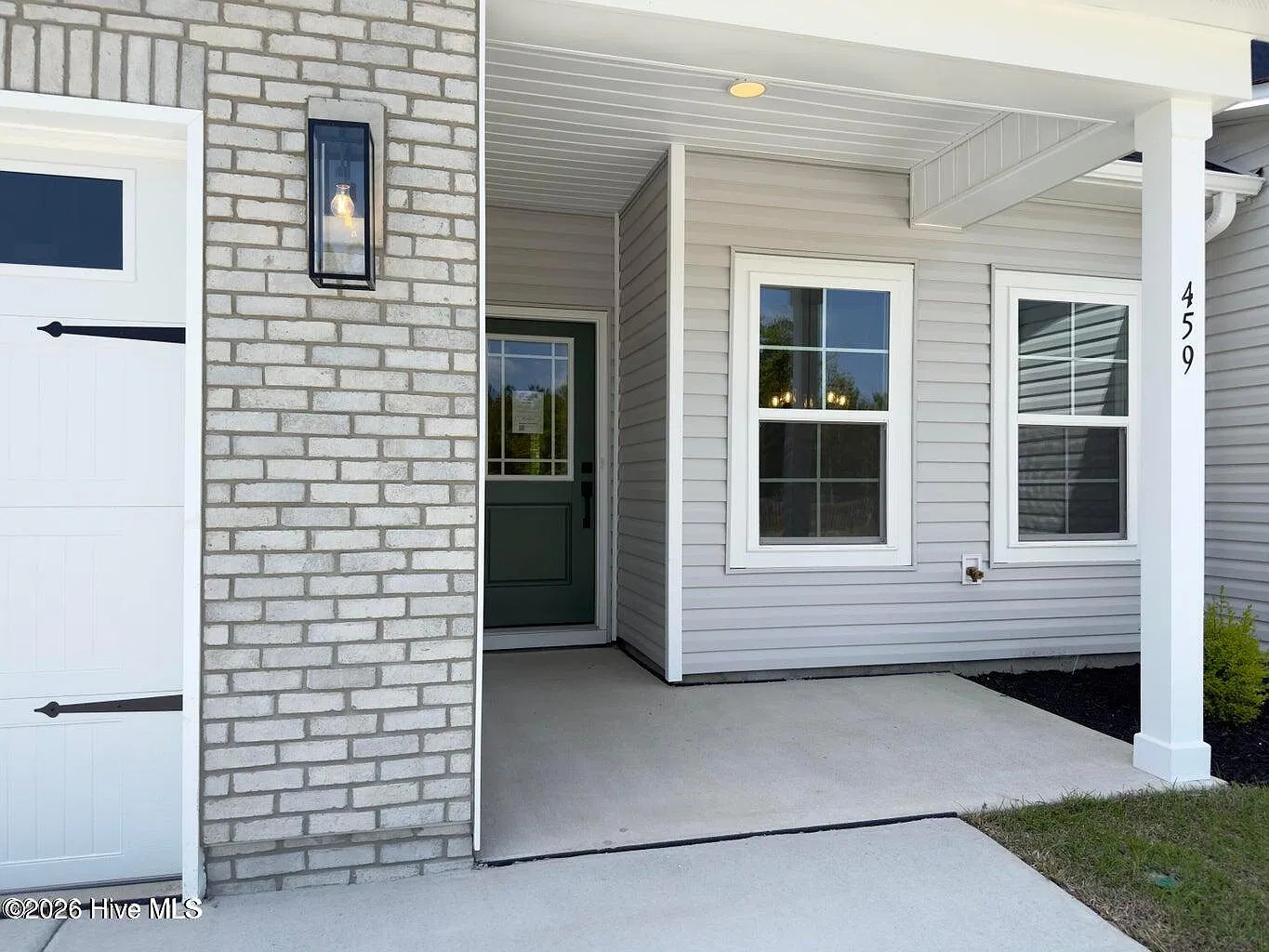 4 bed, 2.5 bath, 3614 sqft, $1,900 — Photo 2