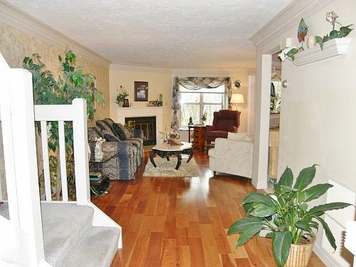3rd image of 4 Woodcrest Dr