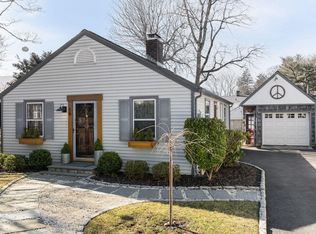 16 Spezzano Dr, Riverside, CT 06878