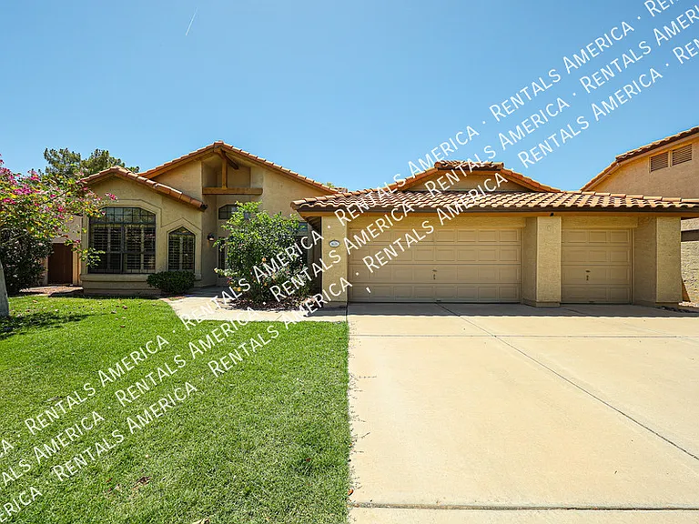 1635 W Wisteria Dr — Photo 1
