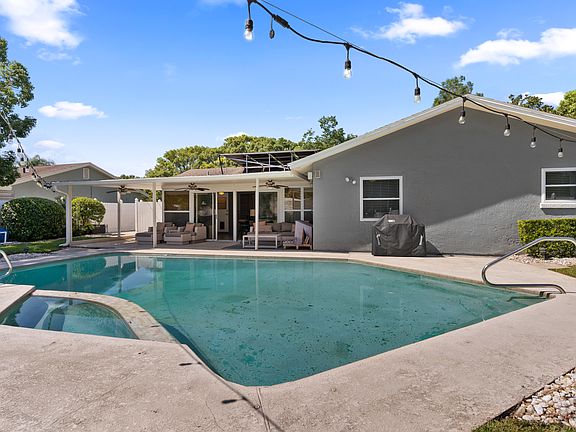 3rd image of 8519 Alveron Ave