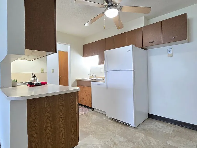 502 13th St SE — Photo 3