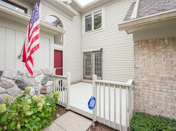 137 Hampton Ct, Northville, MI 48168