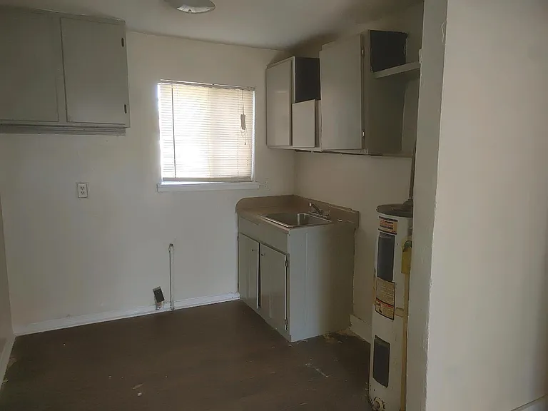 1710 Avenue V — Photo 3