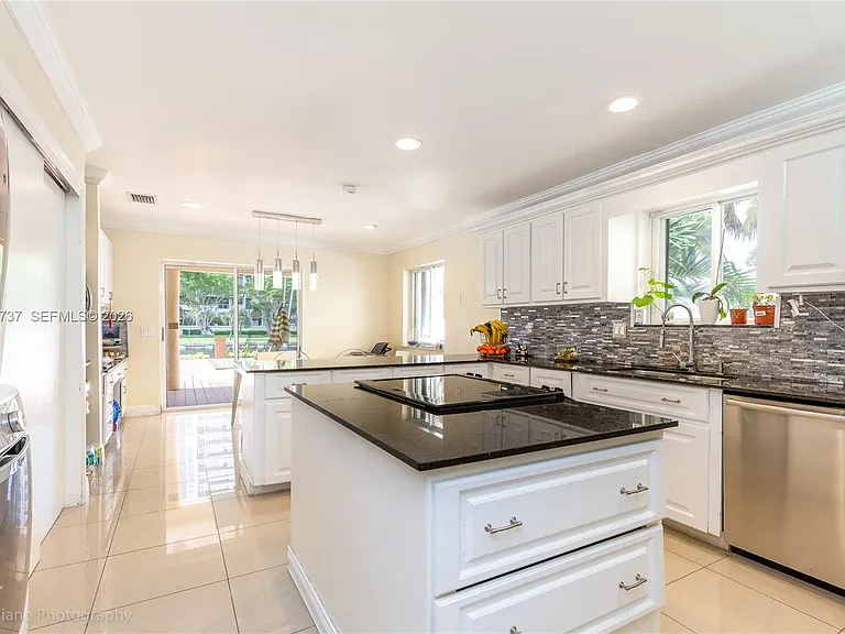 437 Holiday Dr — Photo 4