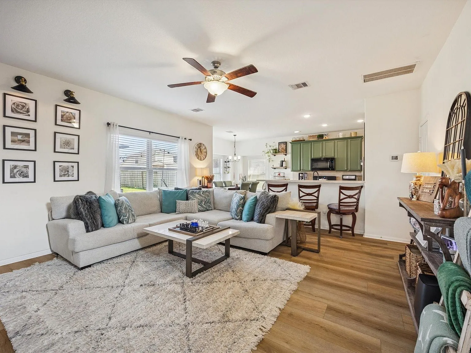 3 bed, 2.5 bath, 1641 sqft, $2,200 — Photo 2