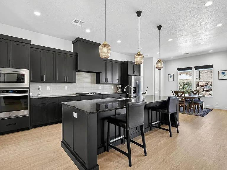 111 N Black Canyon Ave — Photo 5