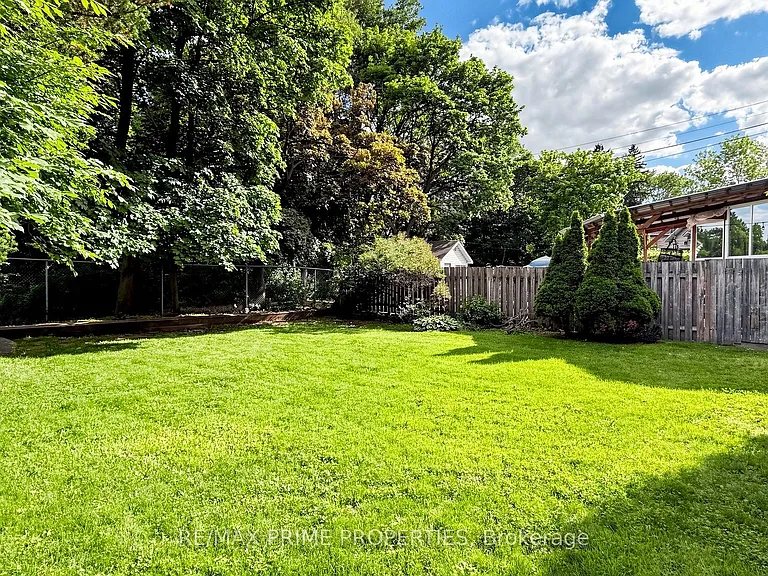 33 Irvington Cres — Photo 34