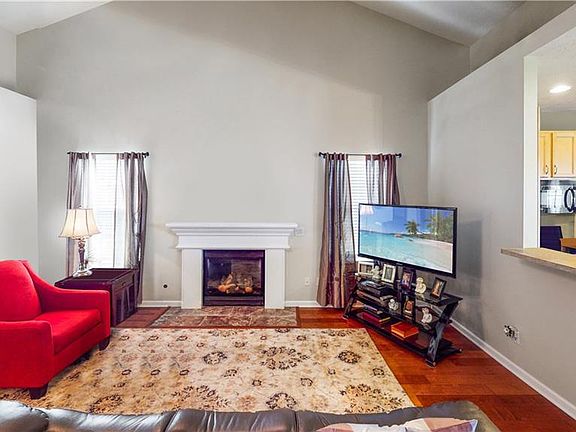 4th image of 615 Overcup St #901