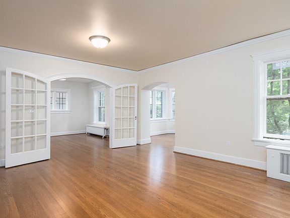 3rd image of 925 11th Ave E #201
