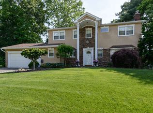 9 Blueberry Ln, Oyster Bay, NY 11771
