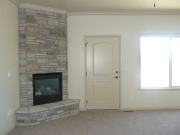 3rd image of 674 W Aspen Hills Blvd
