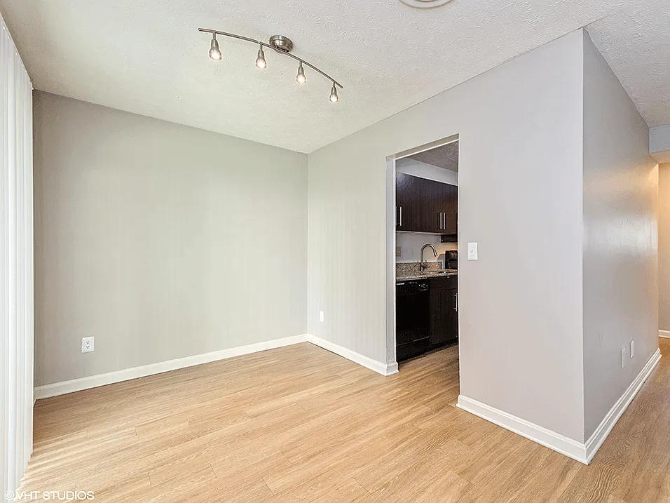 Carriage Hill Apartments — Photo 3