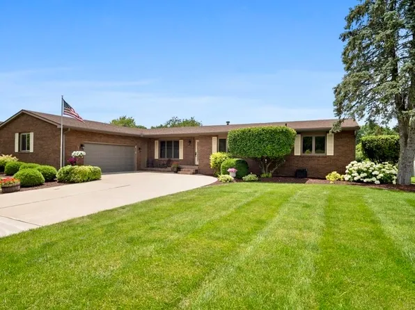 2210 Hedgewood Dr, Bloomington, IL 61704