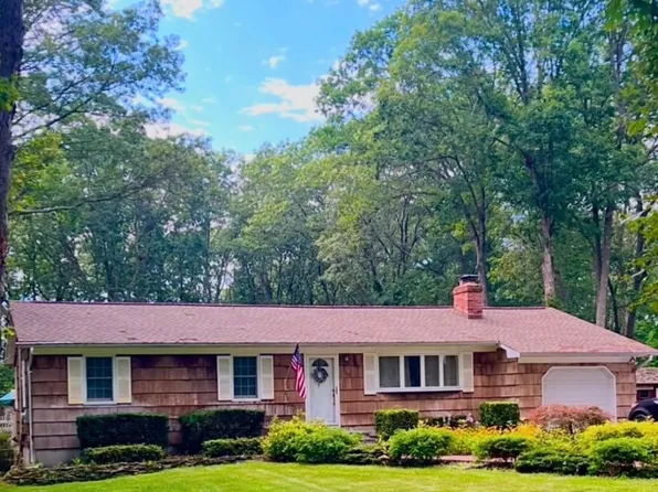 384 Miller Place Rd, Miller Place, NY 11764