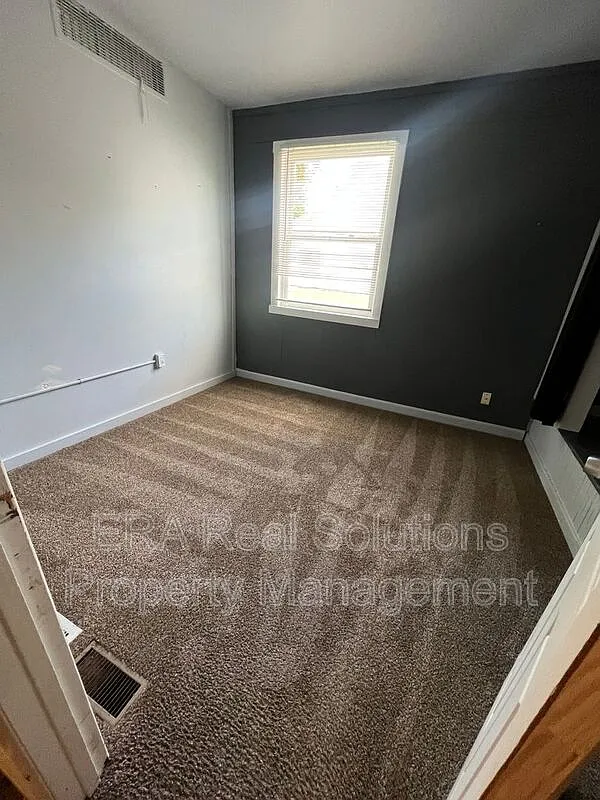 2 bed, 1.0 bath, $1,095 — Photo 4
