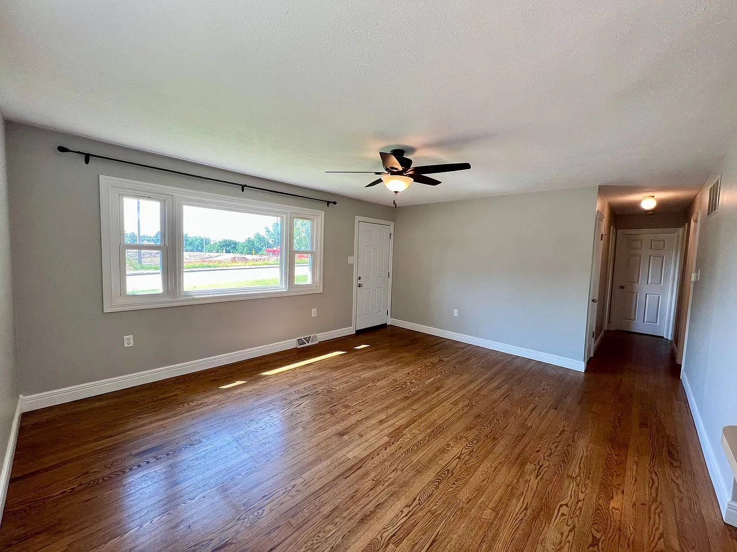 Charming 3 Bed 1 Bath in Great Location! — Photo 4