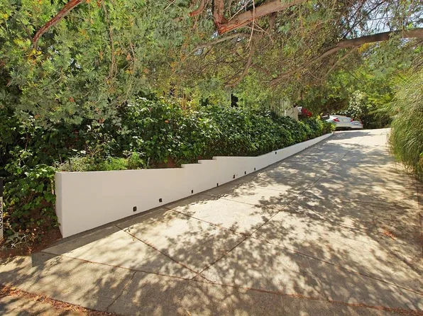8862 Hollywood Hills Rd, Los Angeles, CA 90046