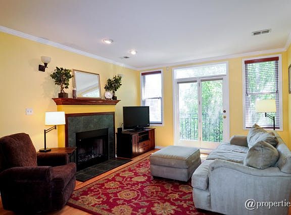 2nd image of 1060 N Marshfield Ave APT 2N