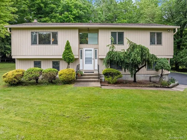 60 Smith Hill Rd, Airmont, NY 10952