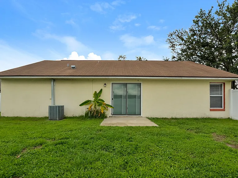 1306 Silverthorn Dr — Photo 16