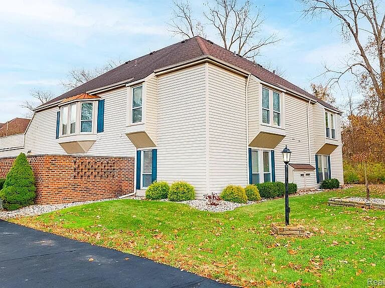 1st image of 8253 Colony Dr APT 1