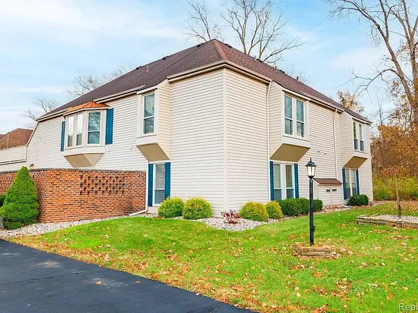 8253 Colony Dr APT 1, Grosse Ile, MI 48138